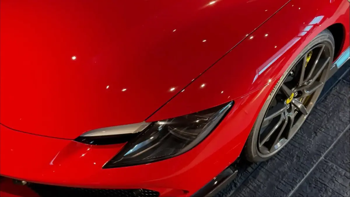 Superfície da pintura vermelha de uma Ferrari 296 GTB em close