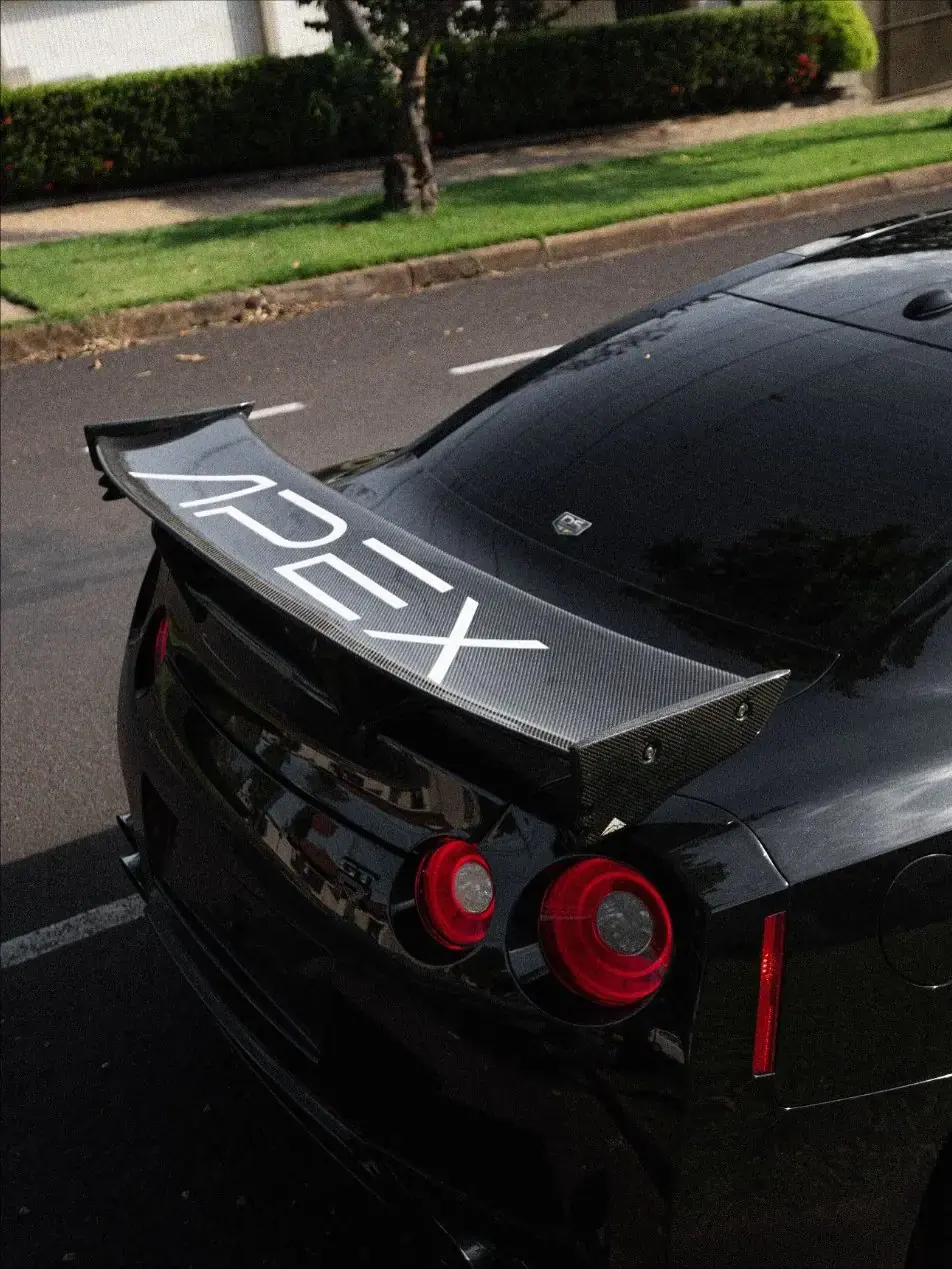 Aerofólio de um Nissan GT-R preto com a assinatura APEX
