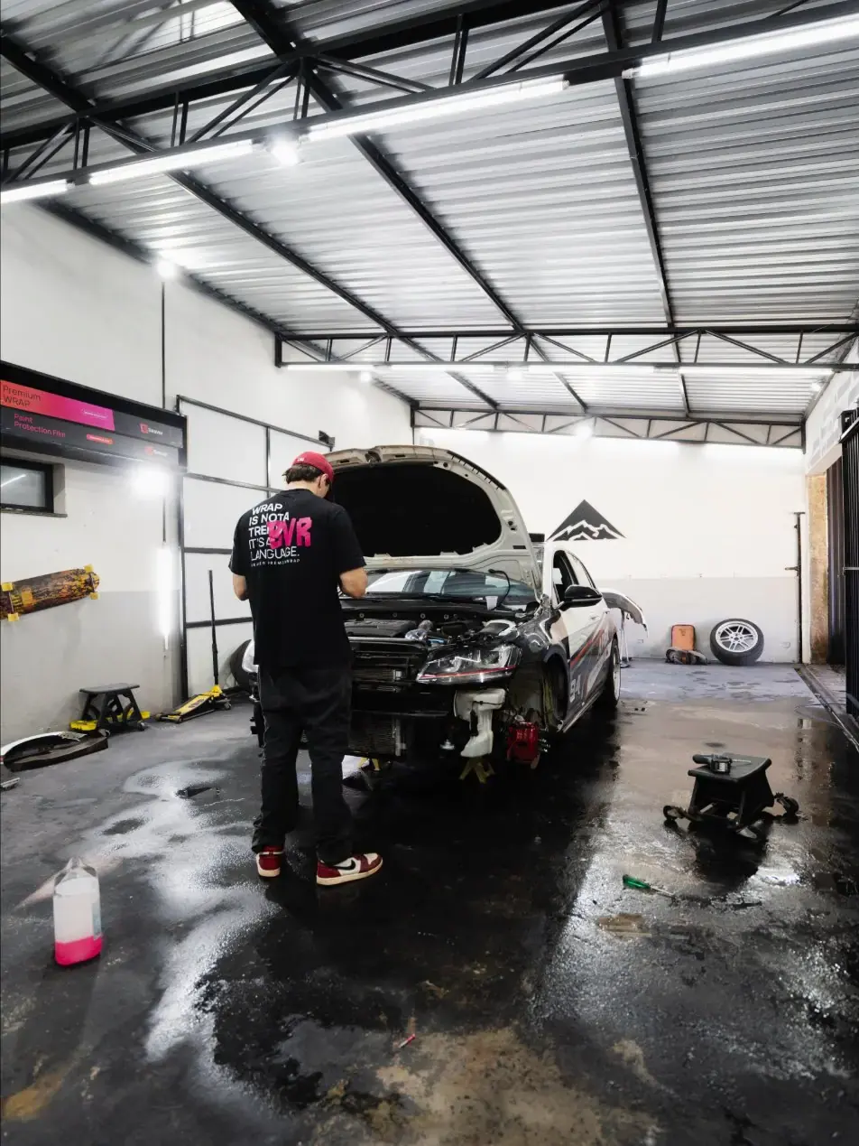 Oficina APEX com carro em preparação