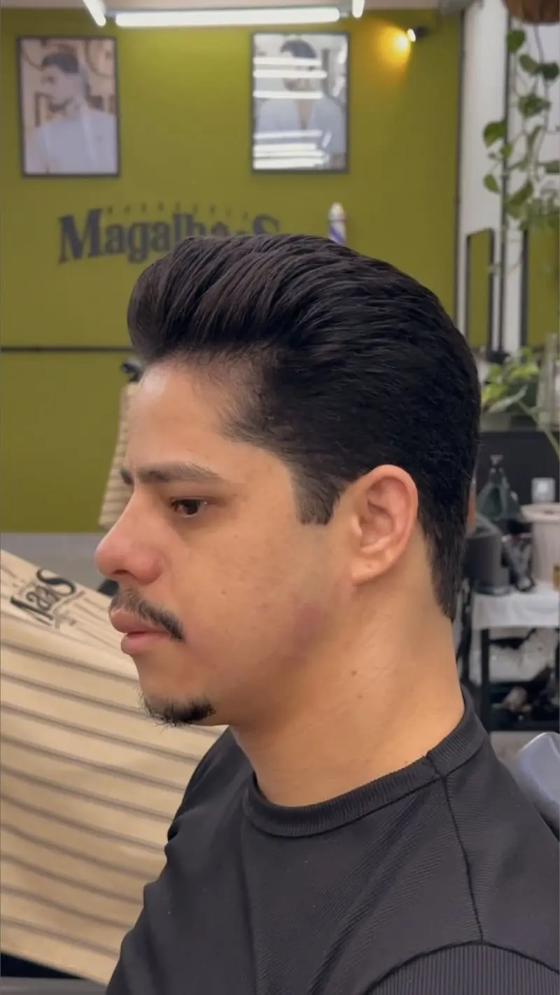 Corte masculino clássico penteado para trás