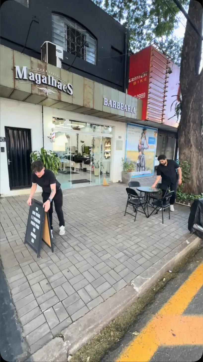 Fachada da Barbearia Magalhães na Avenida Mauá, em Maringá