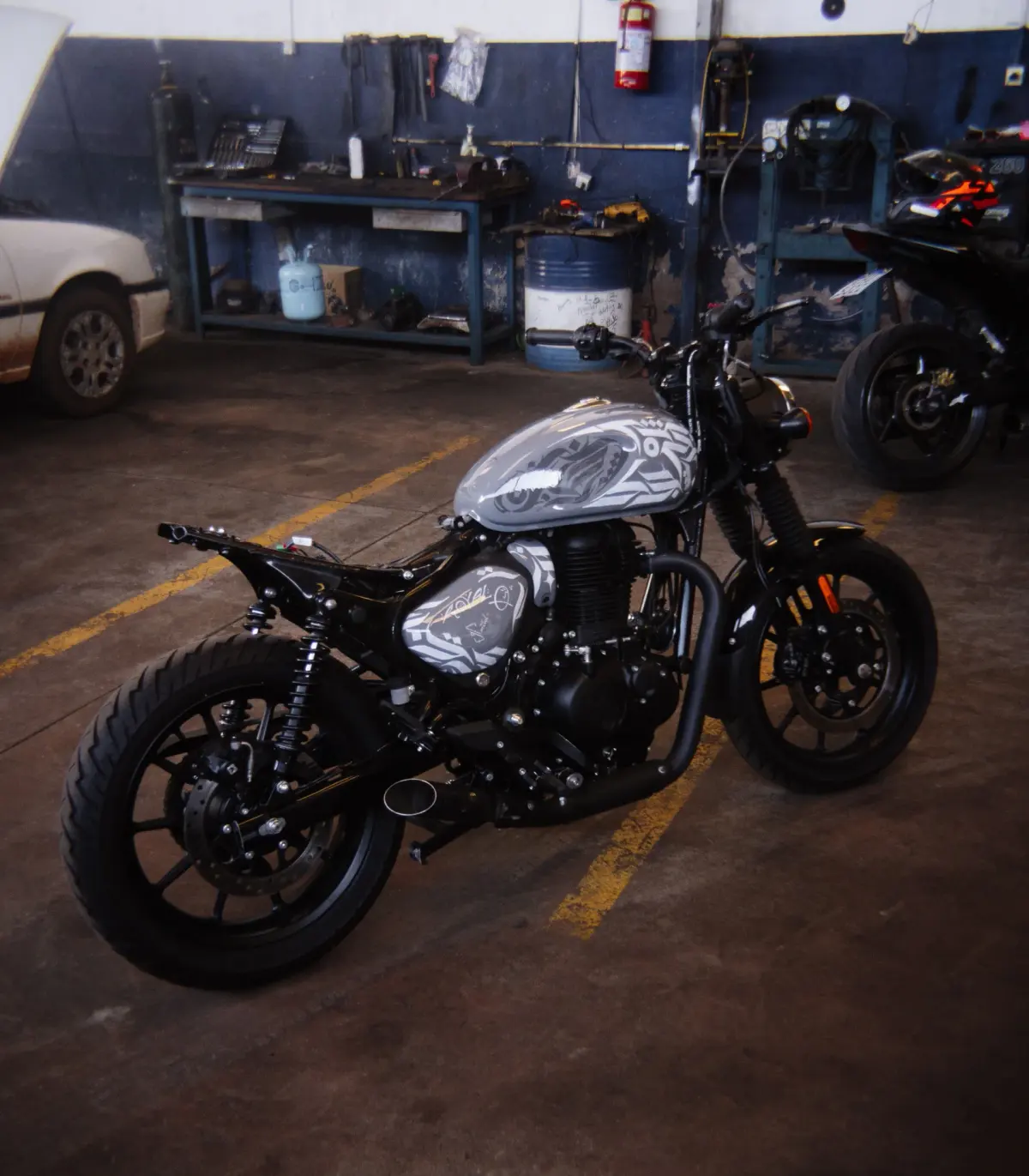 Moto custom pintada com caligrafia