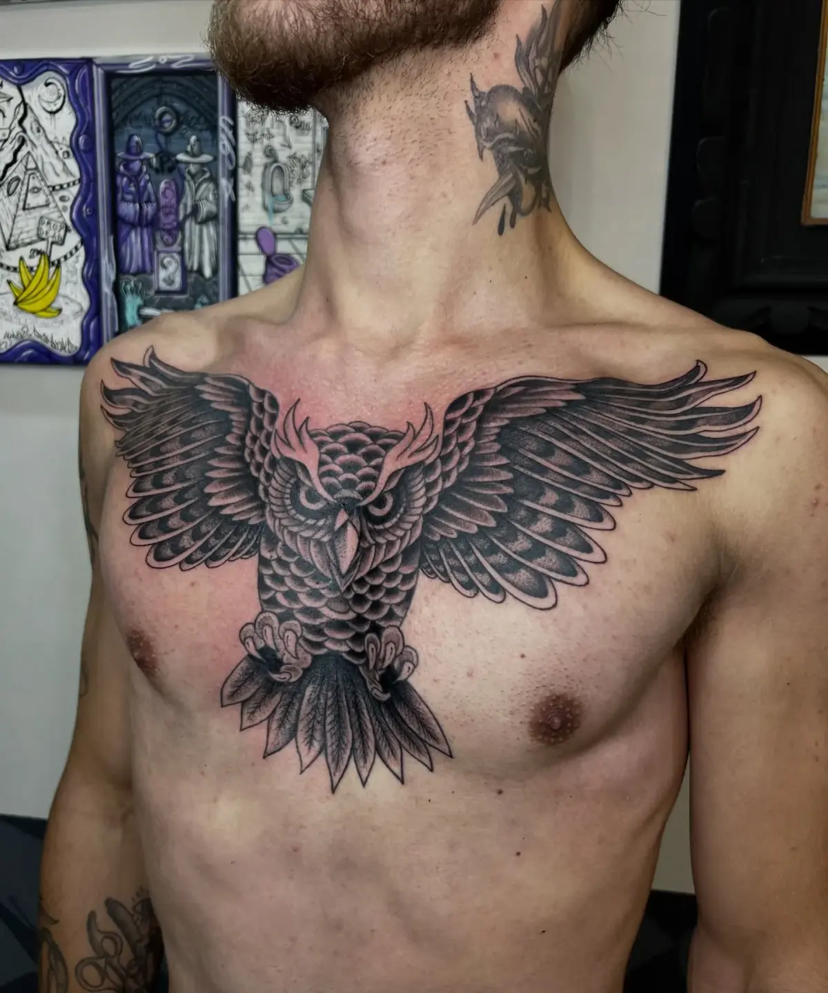 Águia de asas abertas tatuada no peito