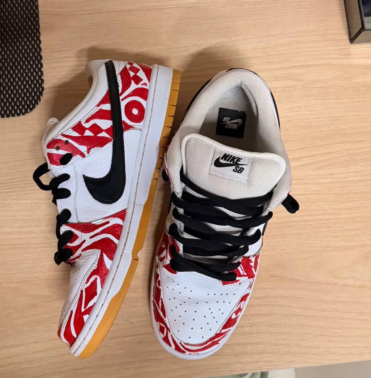 Tênis customizado à mão em vermelho e branco