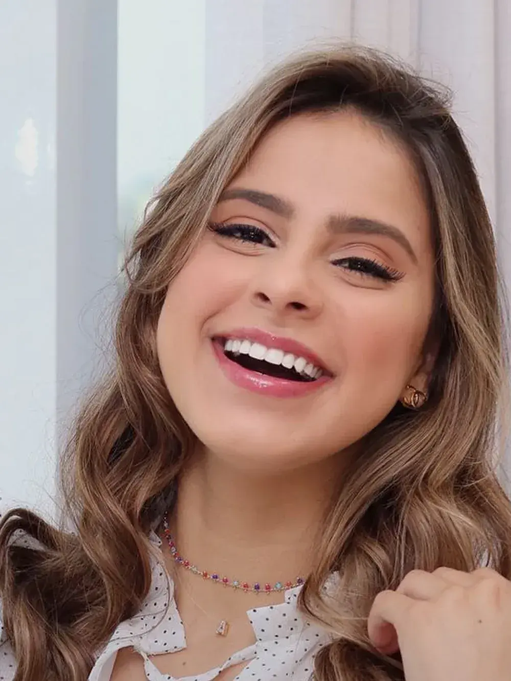Alana Leandro rindo em retrato aproximado