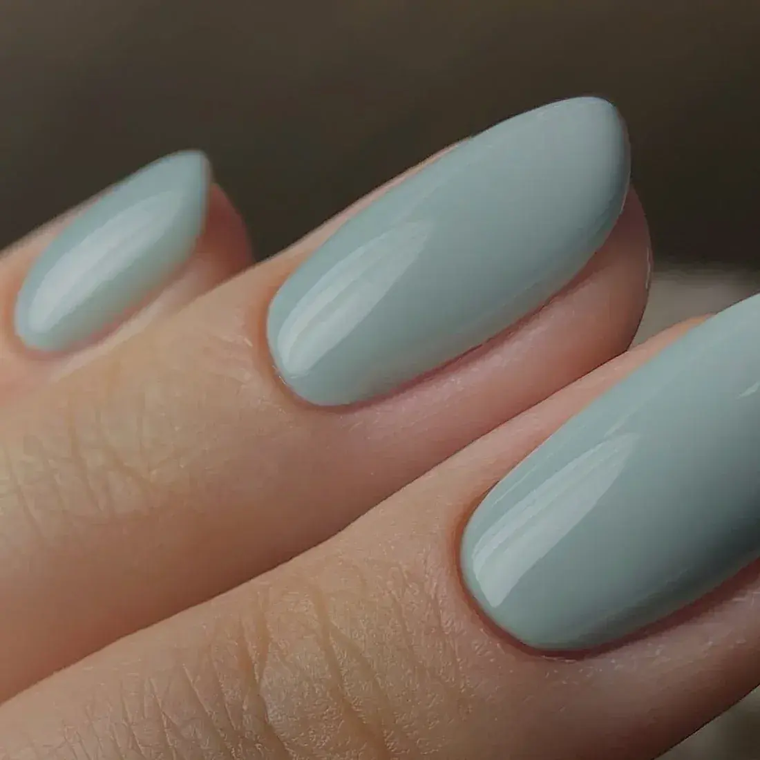 Unhas longas esmaltadas em verde sálvia claro