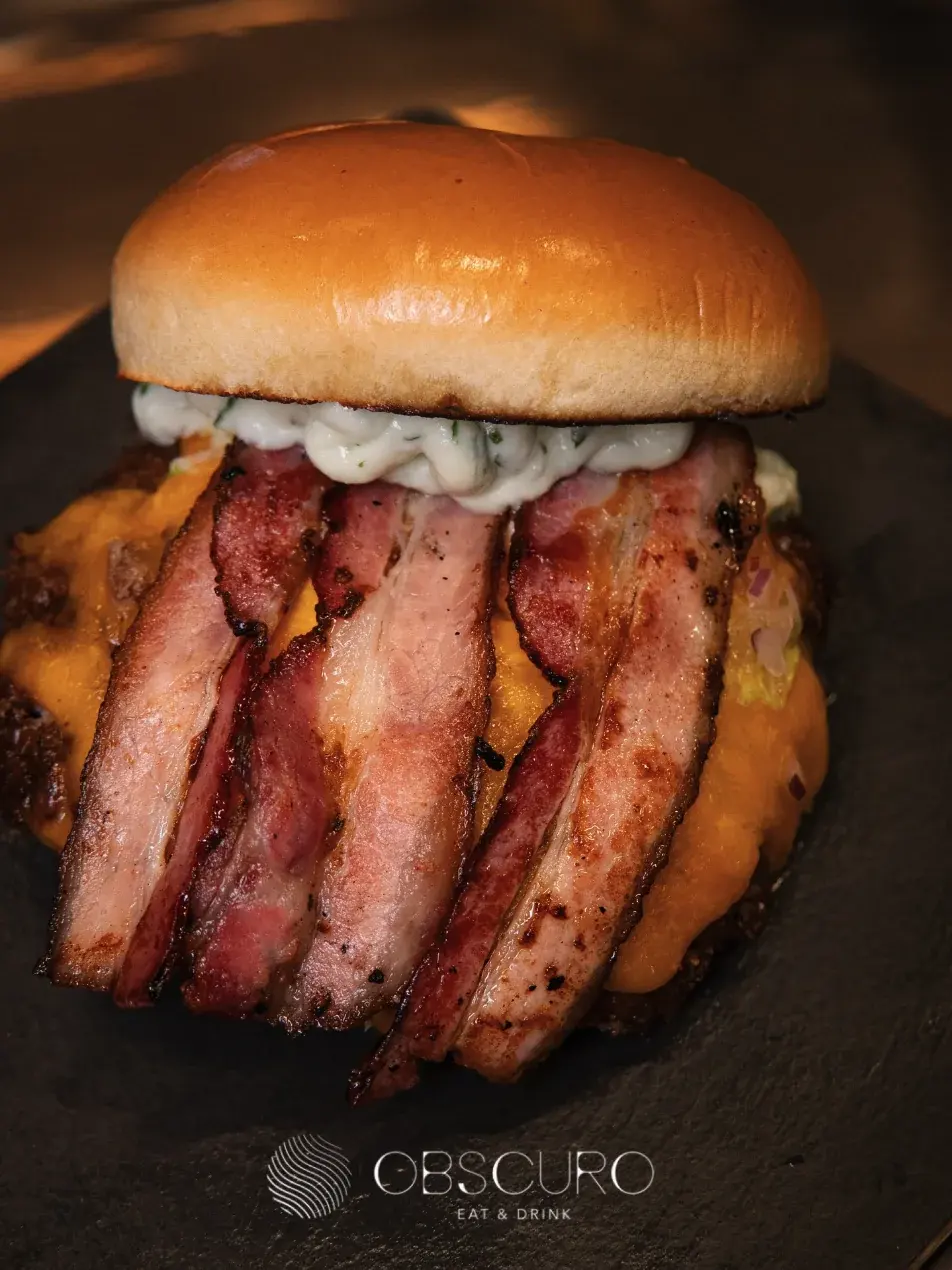 Smash burger com fatias grossas de bacon, cheddar e maionese da casa